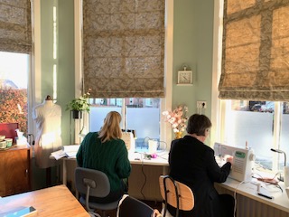 Naaiatelier Noordbroek voorruimte.